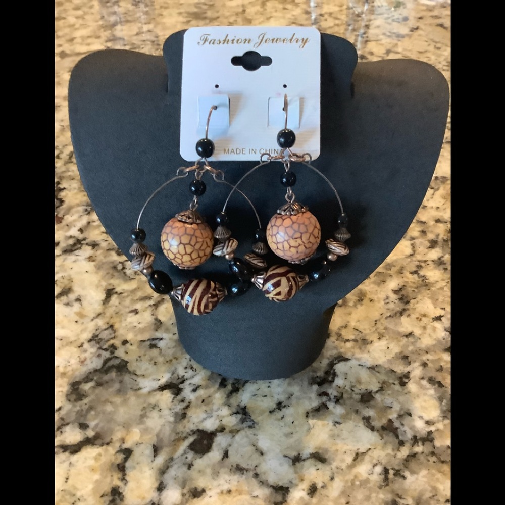😊Hoop jungle print earrings, just the thing to get you out and on the prowl.